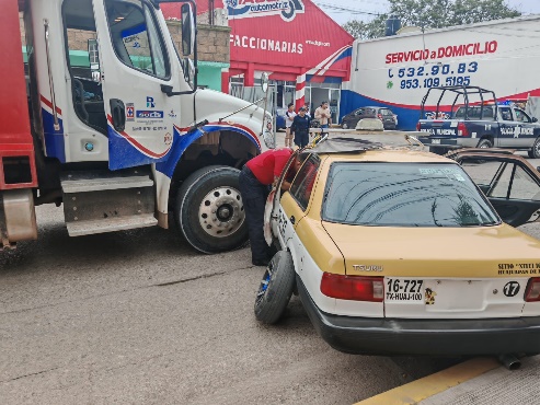 Taxista resulta lesionado en accidente con vehículo torton
