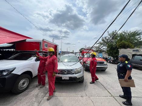 Cables energizados caen sobre unidades de motor